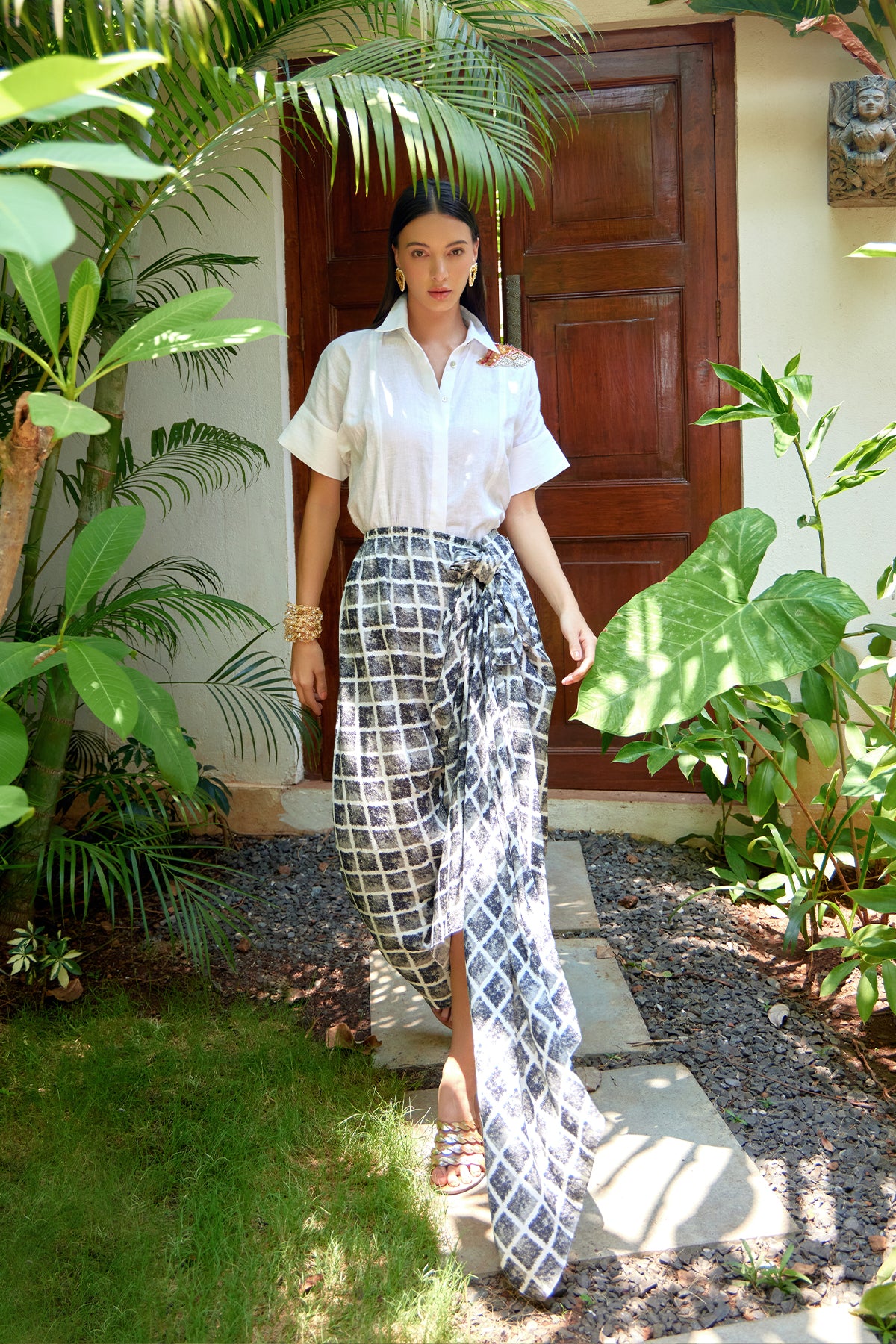 applique white shirt black and white checkered skirt